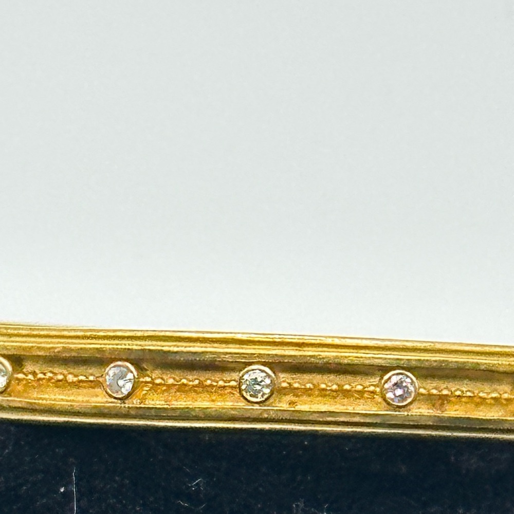 Elegant 18kt Gold bangle Bracelet with diamonds